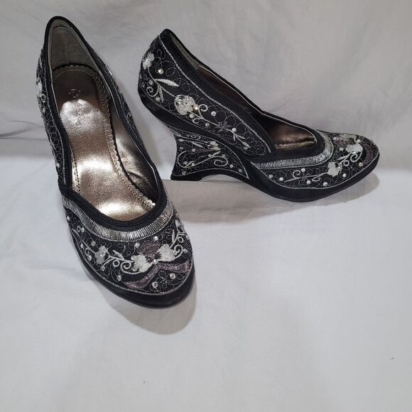Qupid Elegant Black and Silver Embroidered Wedge Shoes - Picture 1 of 12
